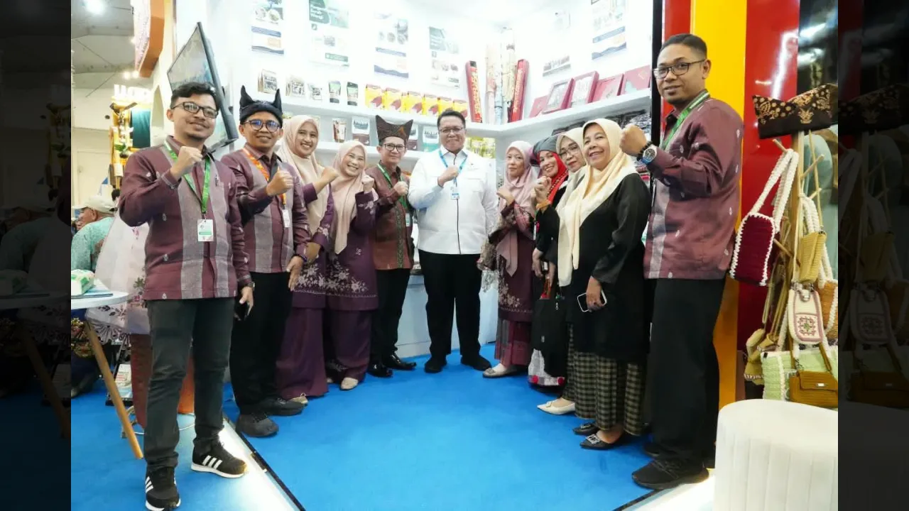 Foto bersama petugas pameran di Apkasi  Otonomi Expo
